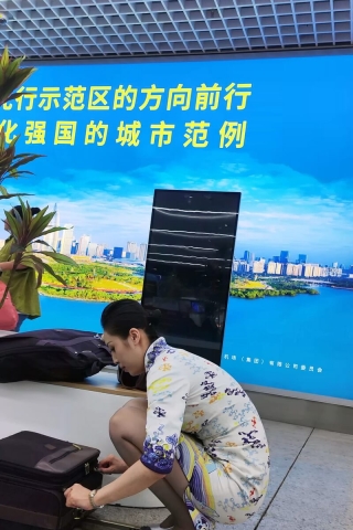 手机4k视频偶遇海航空姐下班换高跟~