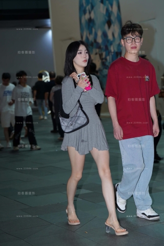 夜拍白皙的美腿女盆友