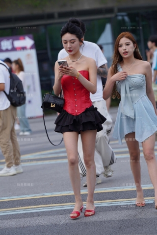 街拍红色凉高超短裙美腿