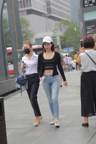 街拍紧身蓝色牛仔裤邻家小妹