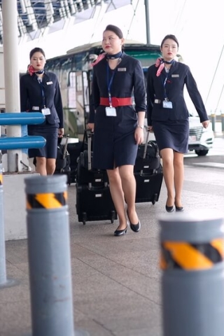 机场空姐落地