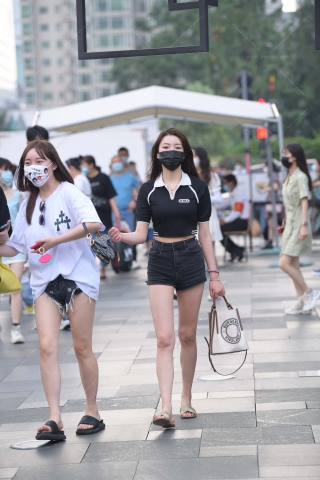 街拍热裤姐妹