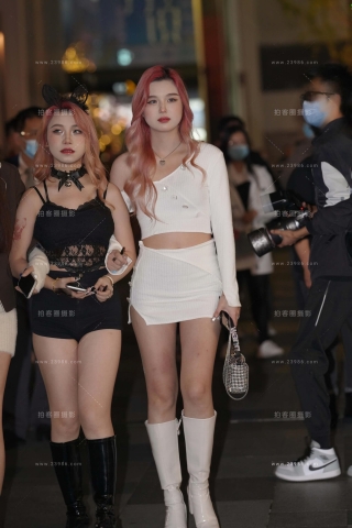 白长靴美眉