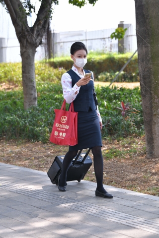 下班回来的海航黑丝空姐