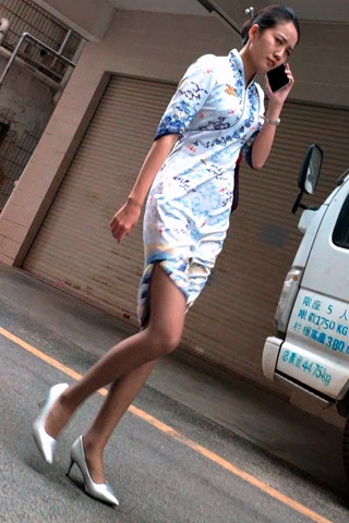 4K视频偶遇海航空姐回家灰丝大长腿高跟带劲啊