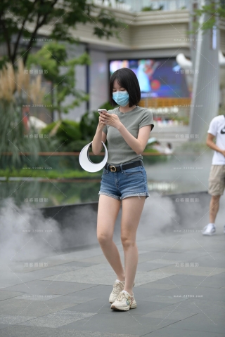 街拍热牛裤里丝小姐姐