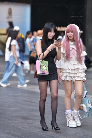 街拍超短裙黑丝美眉