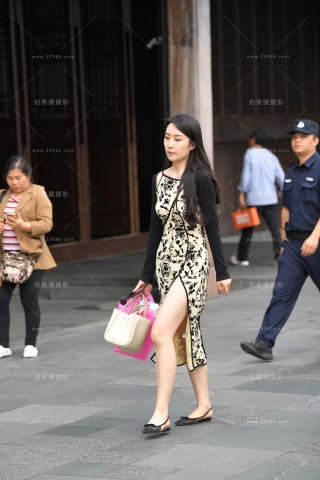 街拍开衩裙美女