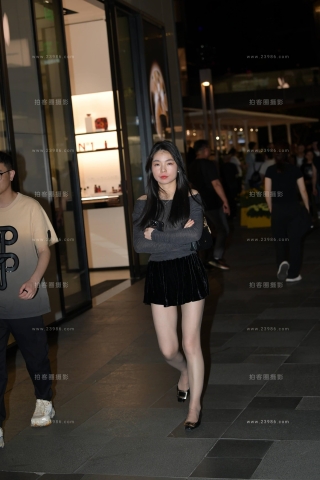 夜拍超薄灰丝短裙美眉