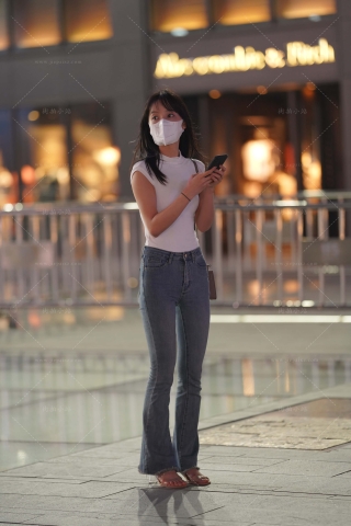 夜拍紧身牛仔裤苗条小妹