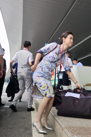 机场偶遇海航国际乘务组灰丝旗袍空姐们都很吸睛