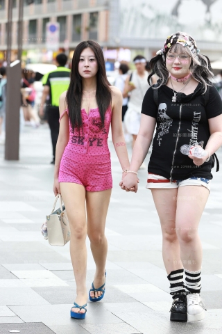 连体热裤美眉