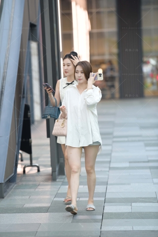 白皙美腿美女