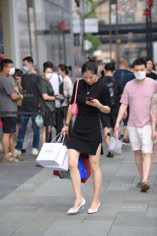 逛街购物的小富婆