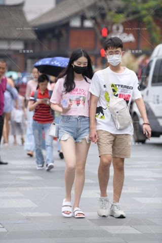 街拍粉色T恤热裤小女友