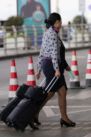 25空姐街拍-东航空姐个高细跟小腿紧致金棕丝