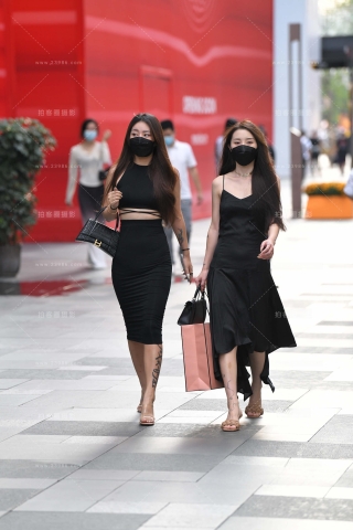 街拍黑色长裙姐妹逛街