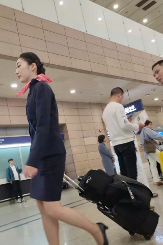 机场偶遇东航空姐下班浅棕色丝太有质感了