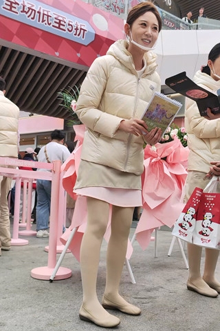 4k视频好利来导购小姐姐光腿神器