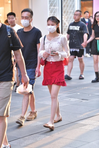 街拍超薄丝红短裙妹纸