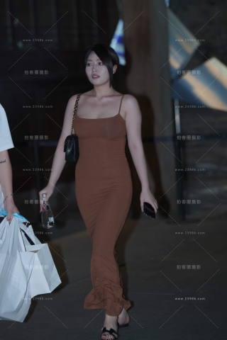 街拍棕色吊带裙美眉