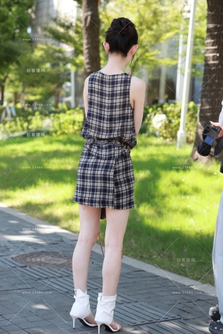 格子裙美女