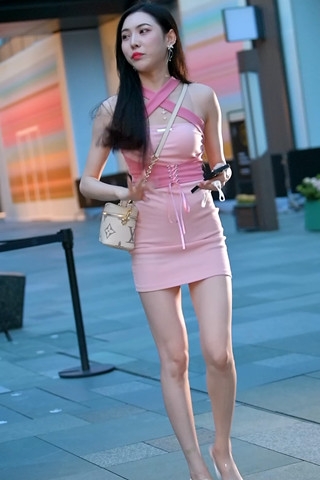 粉色裙美腿小姐姐