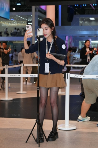 超短裙黑丝苗条主播小姐姐