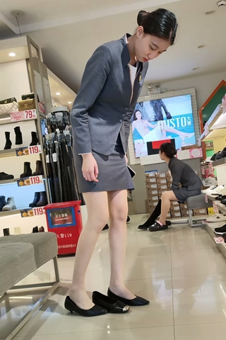 偶遇售楼小姐姐大长腿rou丝鞋店试鞋过程