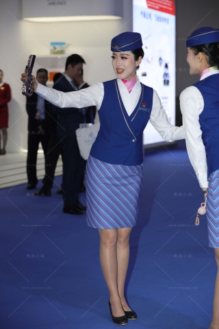 南航制服空姐姐妹在自拍