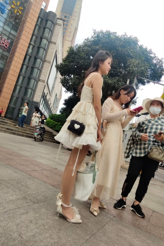 街拍连衣裙rou丝高跟小妹