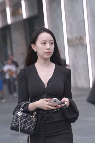 街拍黑色包臀裙小姐姐
