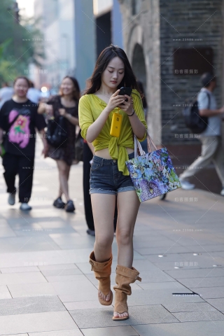 街拍小蛮腰热裤妹纸