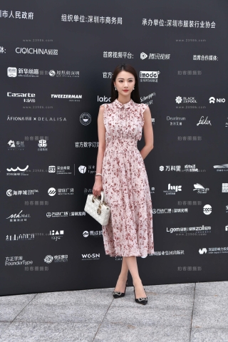 碎花连衣长裙气质美女